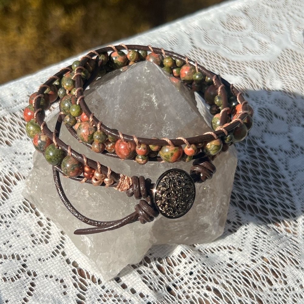 HM048 Double leather wrap Unikite bracelet with vintage metal button closure. - Picture 3 of 5